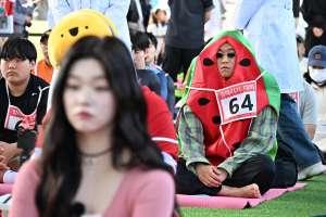 People sitting quietly and relaxing during the Space-Out Competition in Seoul.